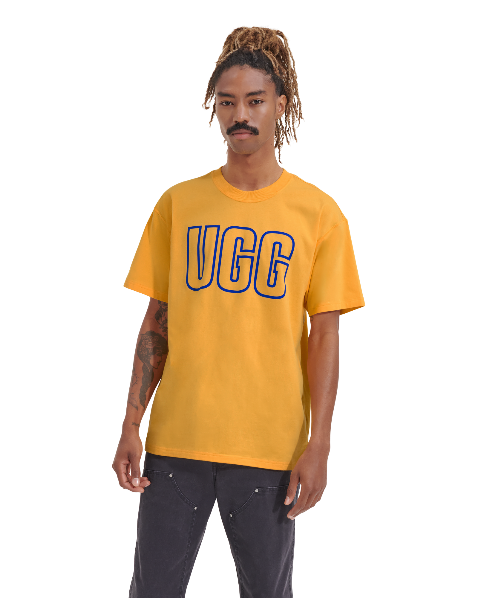 UGG(アグ) 1132417 RHETT SS LOGO TEE FL Tar Seal Graphic Outline
