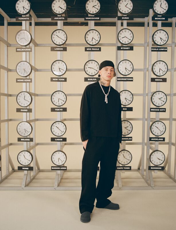 Central Cee portant le sabot Otzo pour hommes.