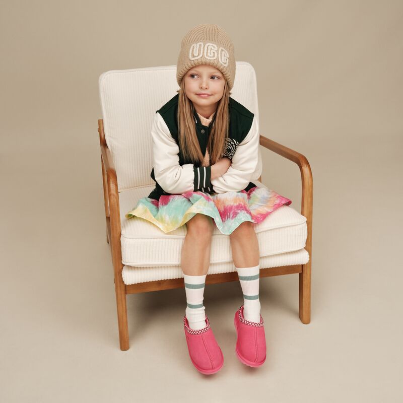 Une fillette portant la UGG Tasman II de couleur rose.