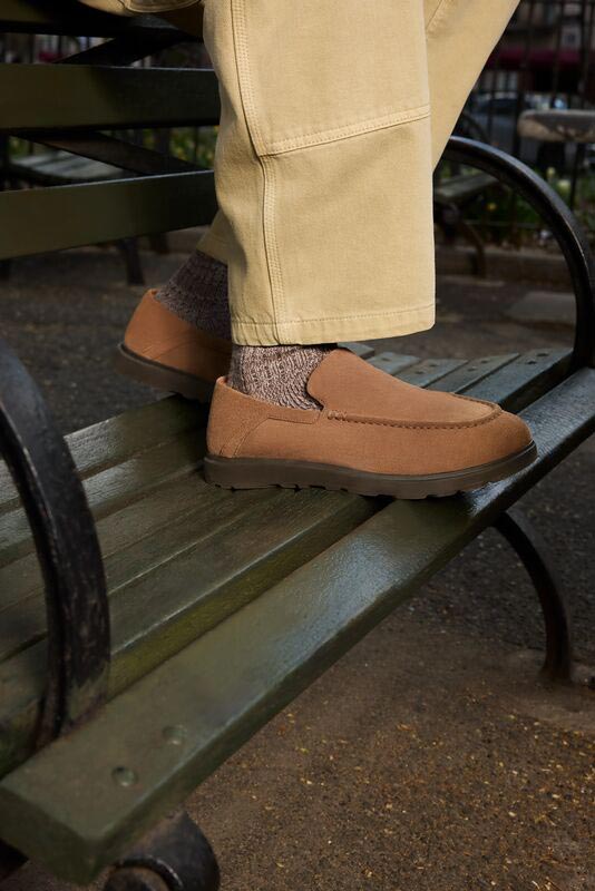 Une photo détaillée de la silhouette simple et nette du nouveau flâneur Shep de UGG.
