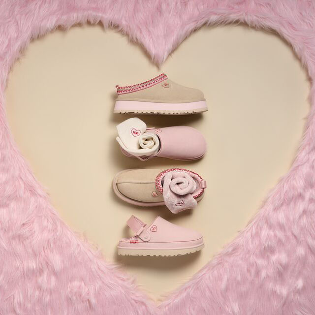 Des chaussures Ugg alignées à l’intérieur d’un cœur rose duveteux.