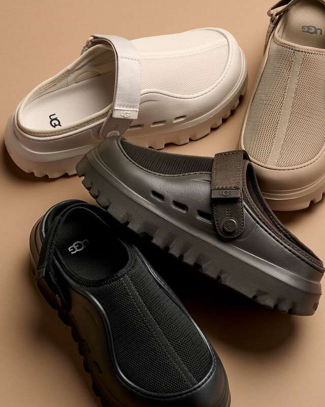 Une pile de chaussures PeakMod de différentes couleurs sur un fond neutre.