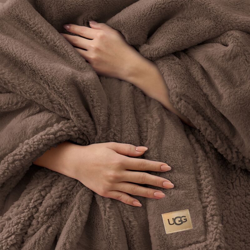 A close up of the UGG Cynthia Throw.