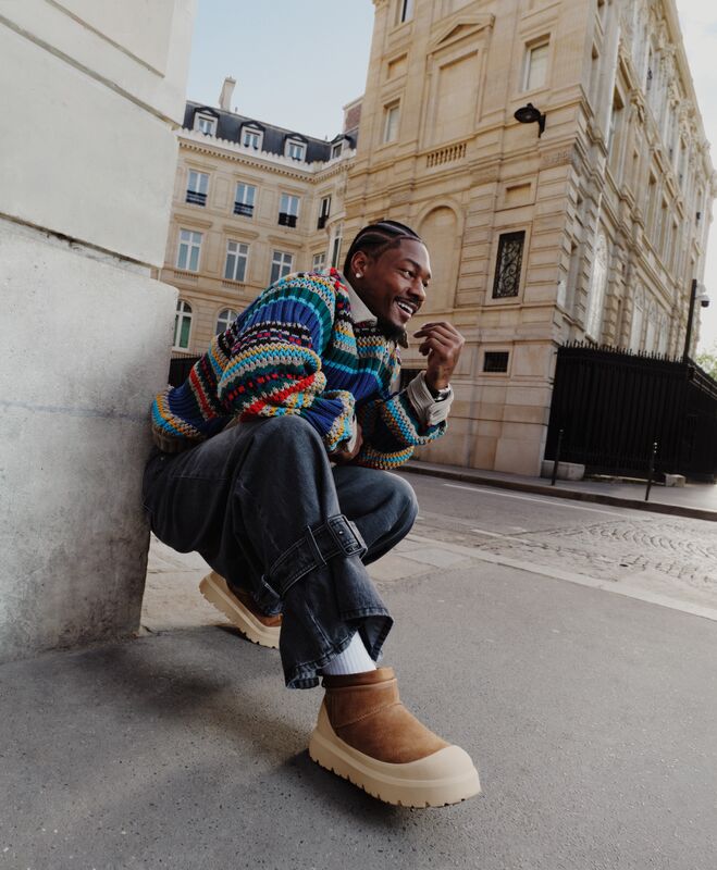 Un homme portant le modèle UGG Ultra Mini Weather Hybrid de couleur Marron/Whitecap