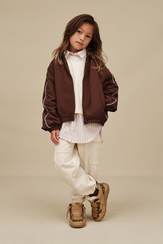 Un enfant portant une tenue automnale confortable et l’espadrille Lowmel Tachetée.